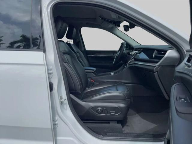 2023 Jeep Grand Cherokee Base