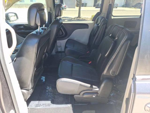 2016 Chrysler Town & Country Touring