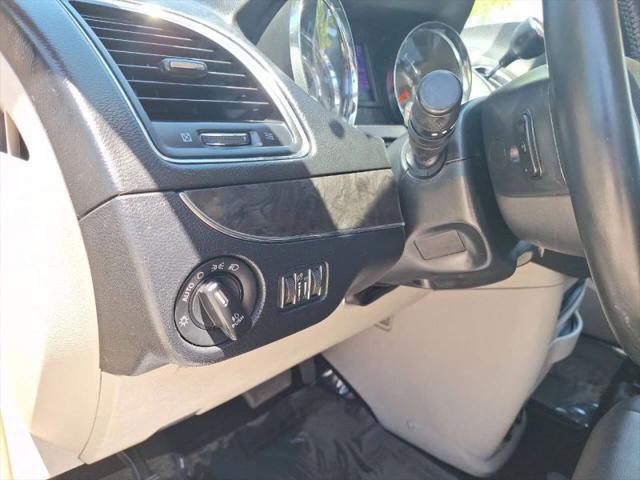 2016 Chrysler Town & Country Touring