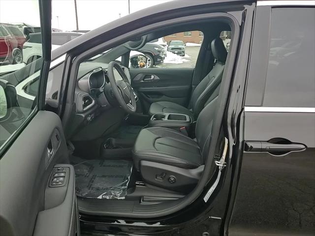 2025 Chrysler Pacifica Select