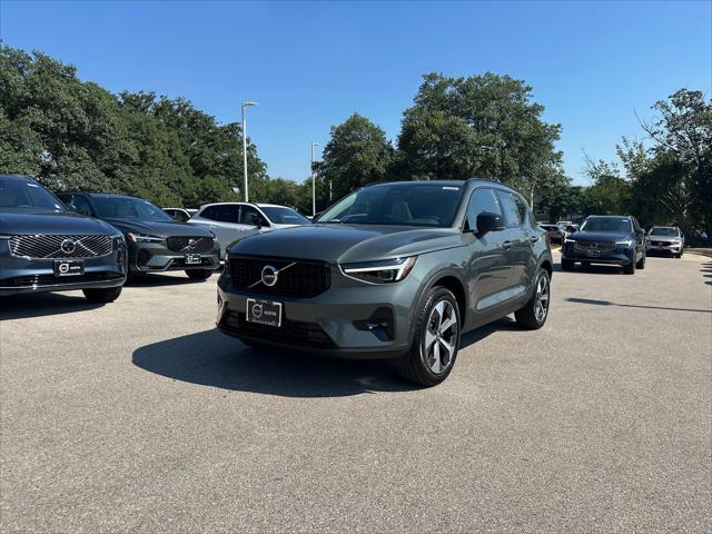 2026 Volvo XC40 Plus, B5 AWD Gas (mild hybrid), Dark