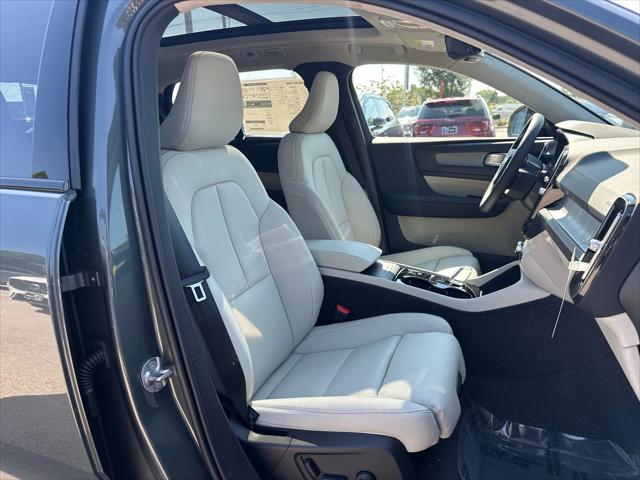 2026 Volvo XC40 Plus, B5 AWD Gas (mild hybrid), Dark
