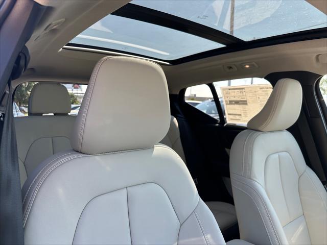 2026 Volvo XC40 Plus, B5 AWD Gas (mild hybrid), Dark
