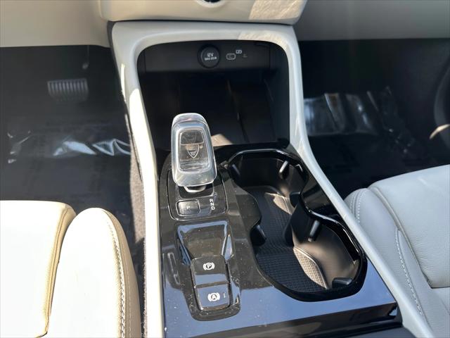 2026 Volvo XC40 Plus, B5 AWD Gas (mild hybrid), Dark