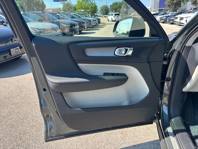 2026 Volvo XC40 Plus, B5 AWD Gas (mild hybrid), Dark