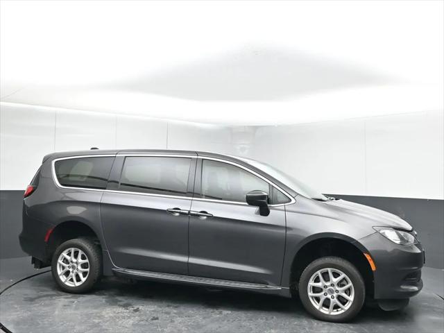 2022 Chrysler Voyager LX