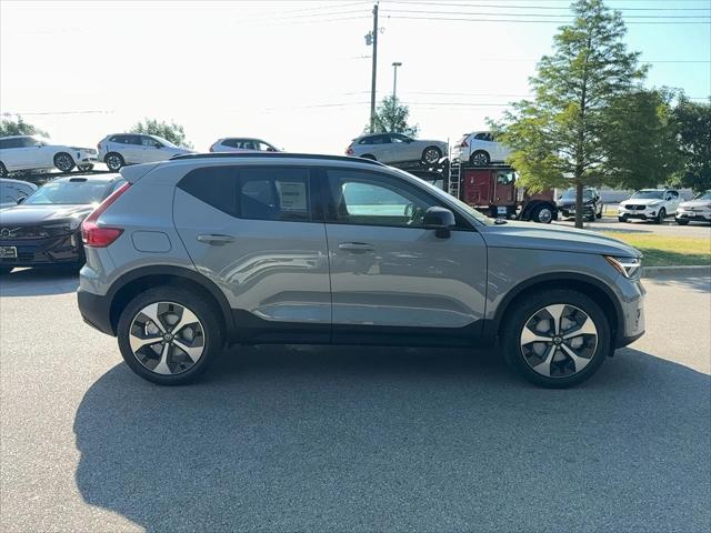2026 Volvo XC40 Plus, B5 AWD Gas (mild hybrid), Dark