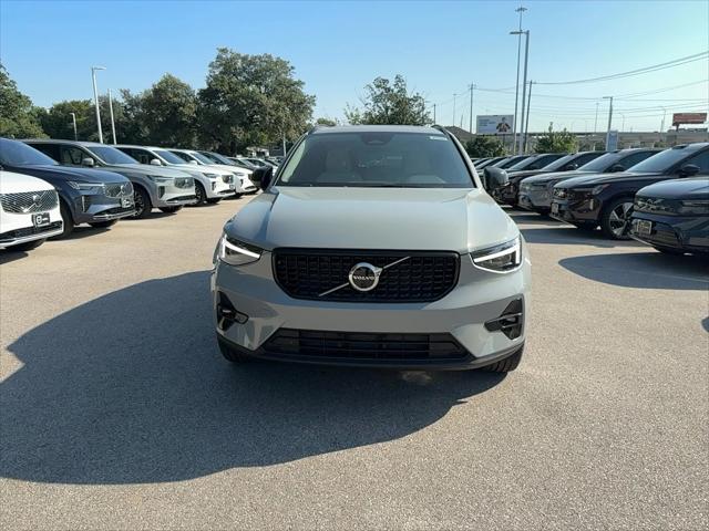 2026 Volvo XC40 Plus, B5 AWD Gas (mild hybrid), Dark