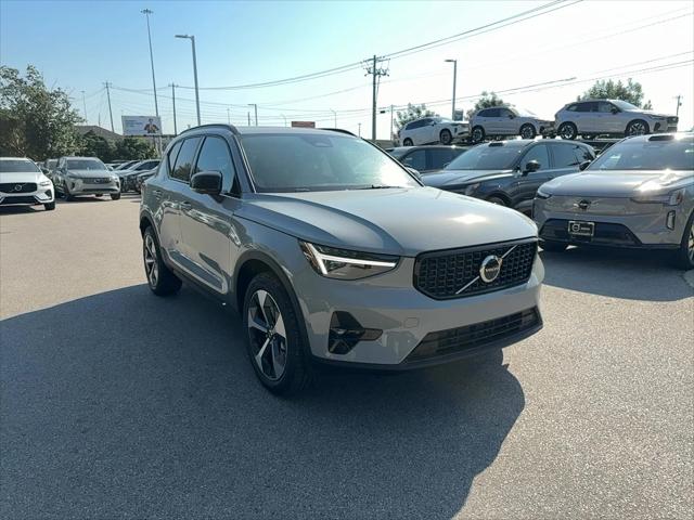 2026 Volvo XC40 Plus, B5 AWD Gas (mild hybrid), Dark
