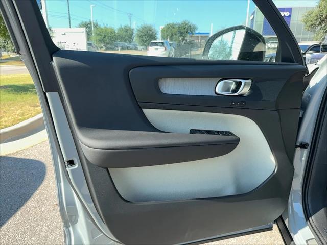 2026 Volvo XC40 Plus, B5 AWD Gas (mild hybrid), Dark