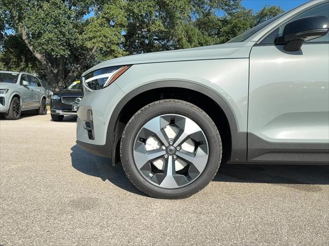 2026 Volvo XC40 Plus, B5 AWD Gas (mild hybrid), Dark