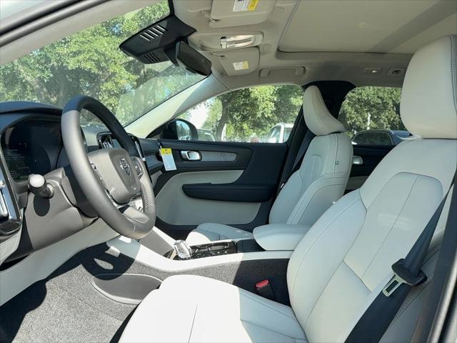 2026 Volvo XC40 Plus, B5 AWD Gas (mild hybrid), Dark