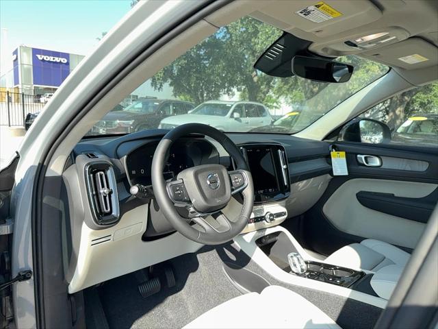 2026 Volvo XC40 Plus, B5 AWD Gas (mild hybrid), Dark