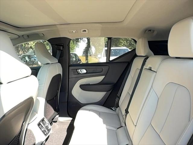 2026 Volvo XC40 Plus, B5 AWD Gas (mild hybrid), Dark