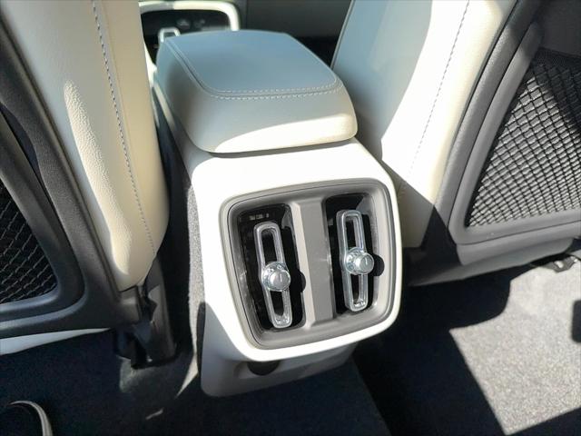 2026 Volvo XC40 Plus, B5 AWD Gas (mild hybrid), Dark