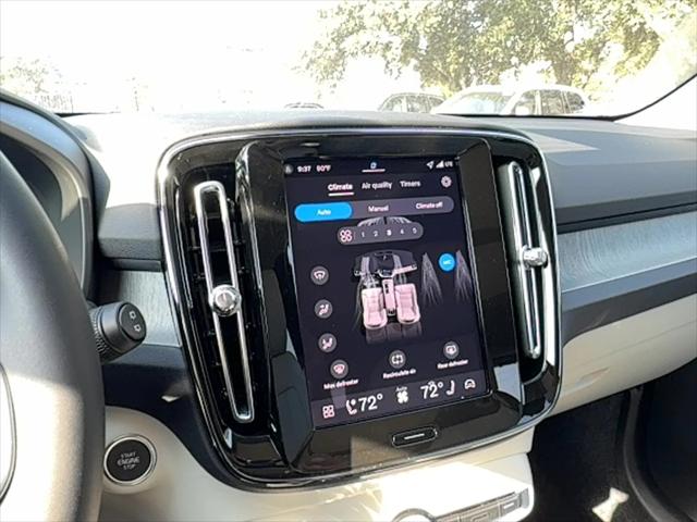 2026 Volvo XC40 Plus, B5 AWD Gas (mild hybrid), Dark