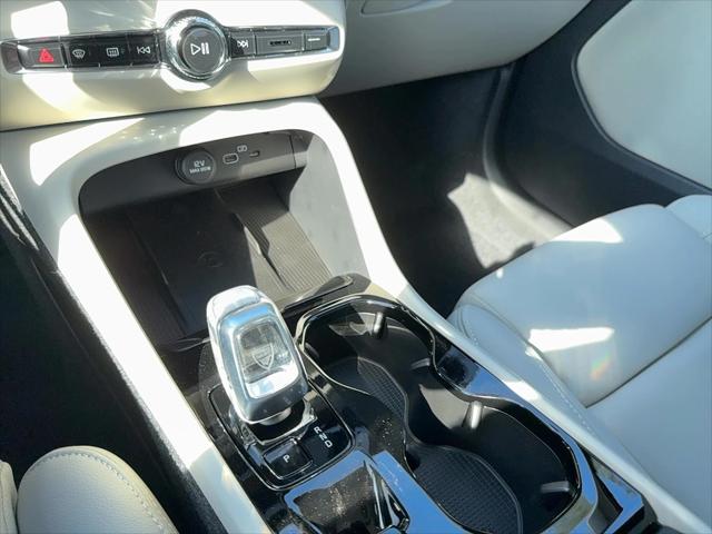 2026 Volvo XC40 Plus, B5 AWD Gas (mild hybrid), Dark
