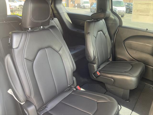 2026 Chrysler Pacifica Select AWD