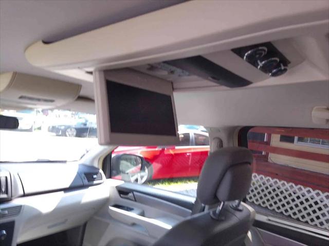 2011 Volkswagen Routan SE