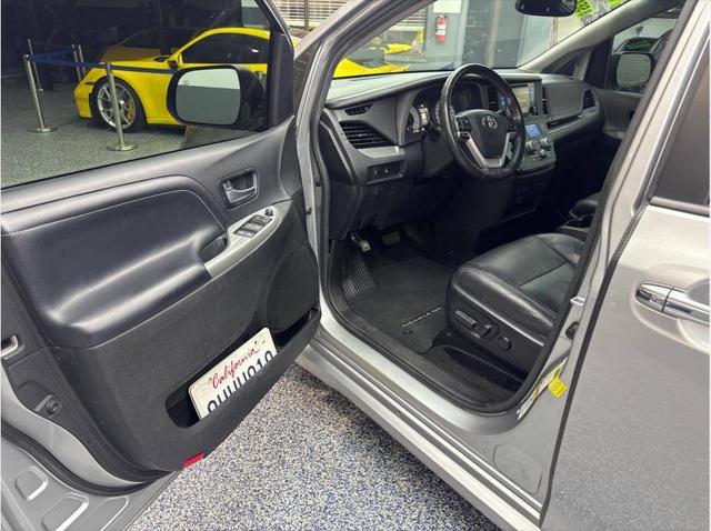 2017 Toyota Sienna SE Premium 8 Passenger 4dr Mini Van