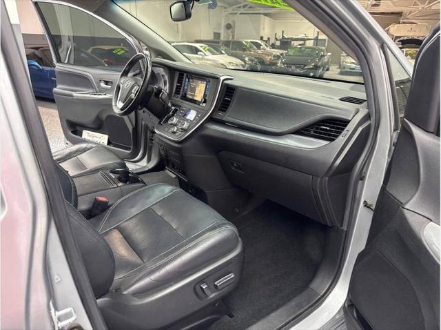 2017 Toyota Sienna SE Premium 8 Passenger 4dr Mini Van