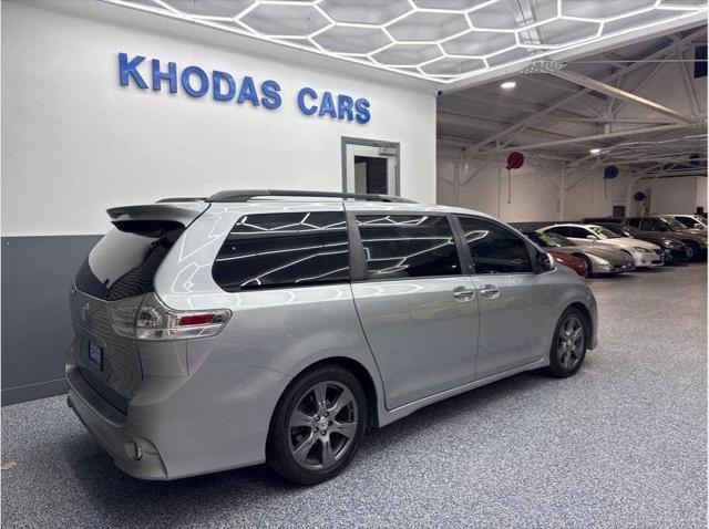 2017 Toyota Sienna SE Premium 8 Passenger 4dr Mini Van