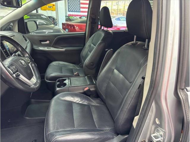 2017 Toyota Sienna SE Premium 8 Passenger 4dr Mini Van