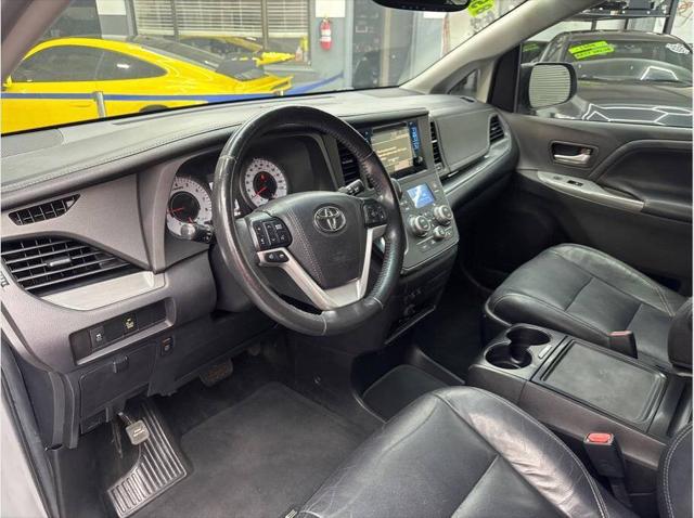 2017 Toyota Sienna SE Premium 8 Passenger 4dr Mini Van
