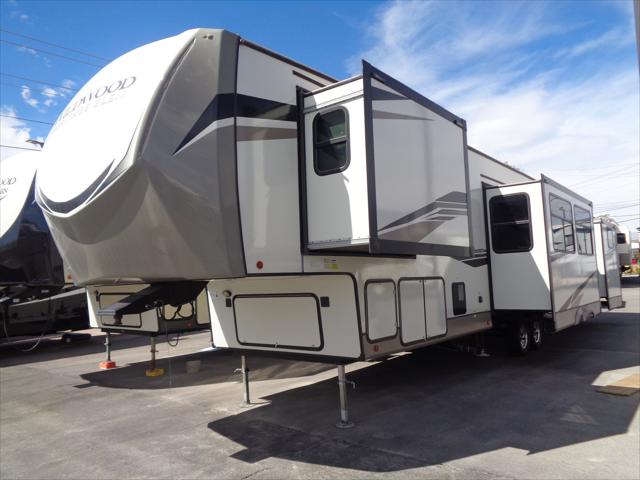 2022 Wildwood Heritage Glen 353Bed 