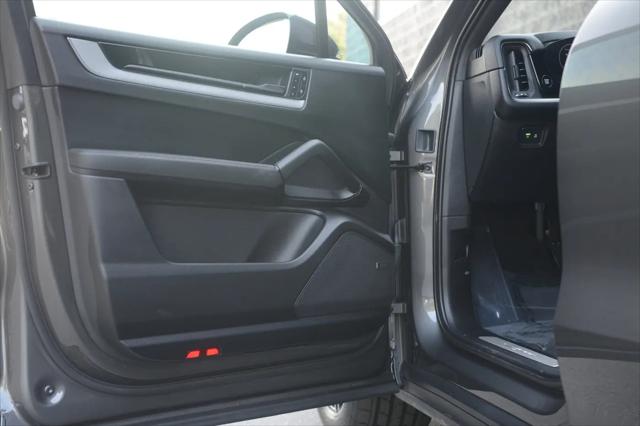 2025 Porsche Cayenne Standard