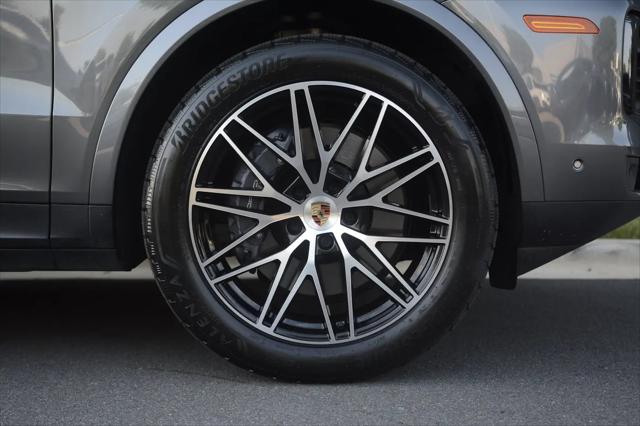2025 Porsche Cayenne Standard