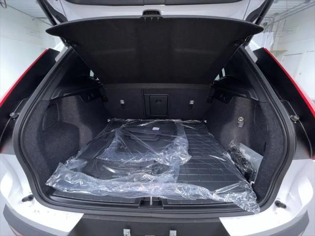 2026 Volvo XC40 Plus, B5 AWD Gas (mild hybrid), Dark