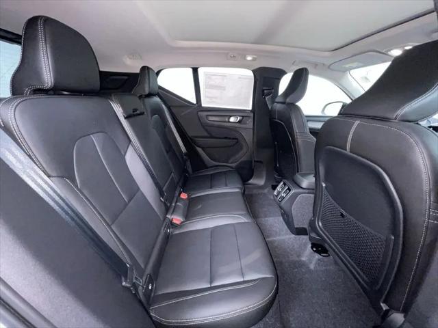 2026 Volvo XC40 Plus, B5 AWD Gas (mild hybrid), Dark