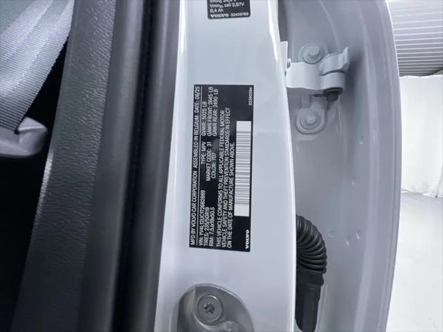 2026 Volvo XC40 Plus, B5 AWD Gas (mild hybrid), Dark