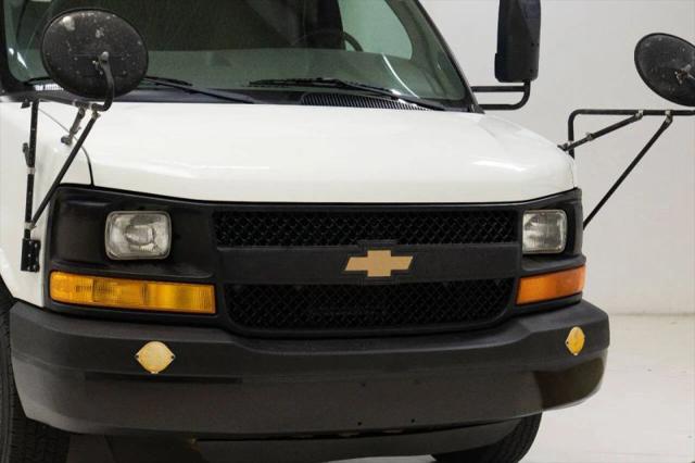 2004 Chevrolet Express Cutaway Base w/C7L/C7N