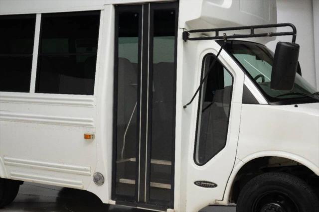 2004 Chevrolet Express Cutaway Base w/C7L/C7N