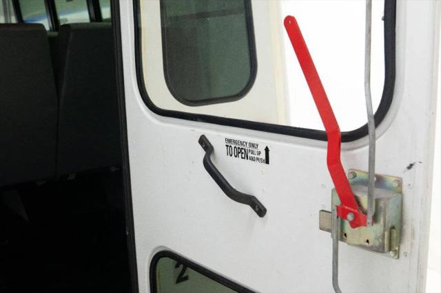 2004 Chevrolet Express Cutaway Base w/C7L/C7N