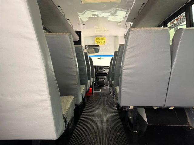 2004 Chevrolet Express Cutaway Base w/C7L/C7N