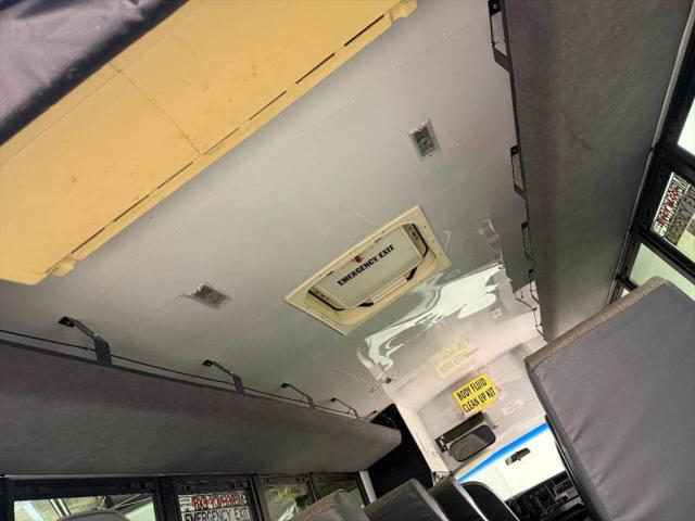 2004 Chevrolet Express Cutaway Base w/C7L/C7N