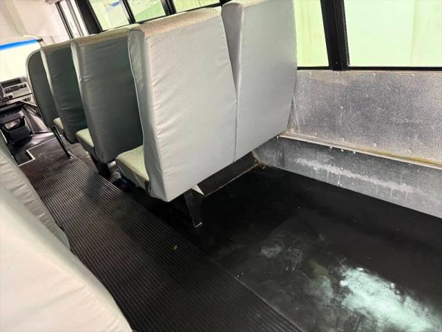 2004 Chevrolet Express Cutaway Base w/C7L/C7N