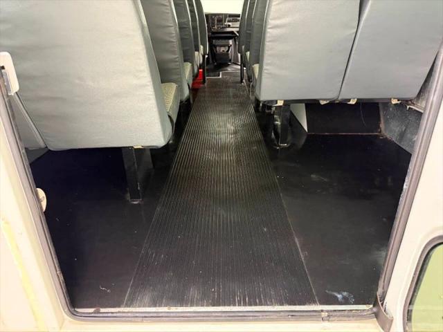 2004 Chevrolet Express Cutaway Base w/C7L/C7N