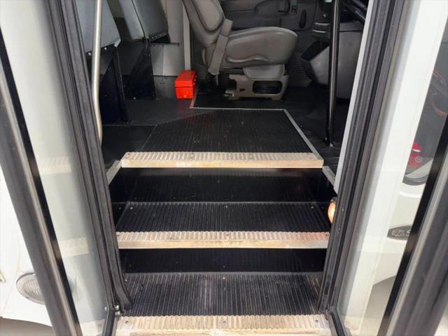 2004 Chevrolet Express Cutaway Base w/C7L/C7N