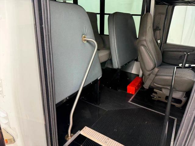 2004 Chevrolet Express Cutaway Base w/C7L/C7N