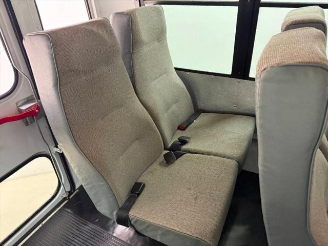 2004 Chevrolet Express Cutaway Base w/C7L/C7N