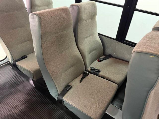 2004 Chevrolet Express Cutaway Base w/C7L/C7N