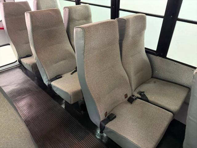 2004 Chevrolet Express Cutaway Base w/C7L/C7N
