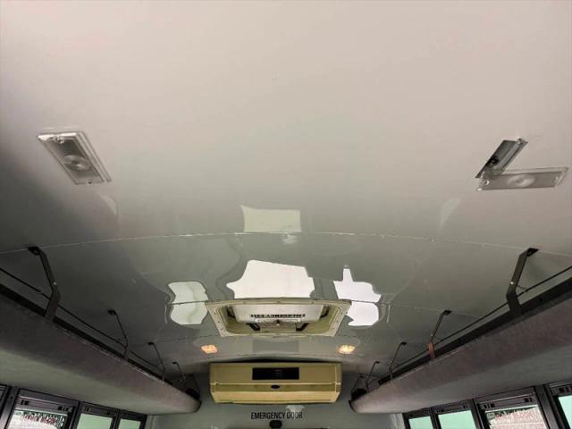 2004 Chevrolet Express Cutaway Base w/C7L/C7N