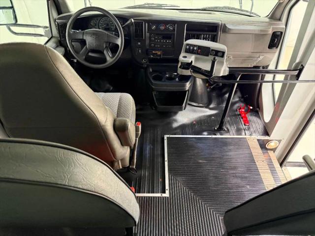 2004 Chevrolet Express Cutaway Base w/C7L/C7N