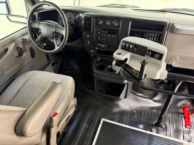 2004 Chevrolet Express Cutaway Base w/C7L/C7N