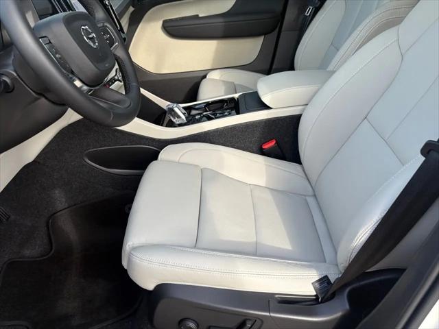 2026 Volvo XC40 Plus, B5 AWD Gas (mild hybrid), Dark